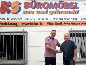 Michael Erbes und Karl Spitz vor dem Firmensitz in Büttelborn