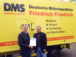 Mario Zorn nimmt die Urkunde für systematischen Arbeitsschutz bei Friedrich Friedrich in Empfang