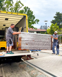 Friedrich Friedrich Umzugsprofis transportieren die antike Schrankwand