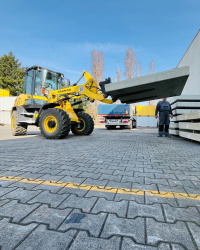 Radlader hebt die Stelcon-Platten hoch