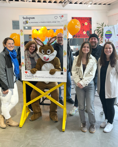 Das Team von KS Büromöbel und Friedrich Friedrich mit dem Osterhasen