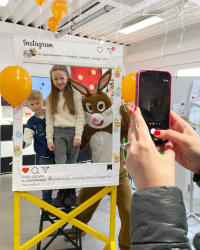 Kinder lassen sich gemeinsam mit dem Osterhasen fotografieren