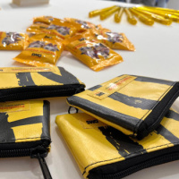 Unsere upgecycelten Mini-Taschen aus Planenmaterial und weitere Give Aways