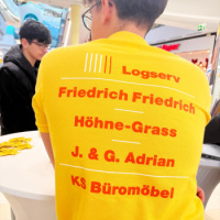 T-Shirt mit Namen der Unternehmensgruppe