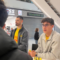Justin Vetter und Azubi Lukas Seemann im Gespräch mit Jobsuchenden