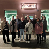Das Team der Unternehmensgruppe vor einem &quot;Friedrich&quot;-Geschäft