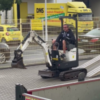 Kleiner Bagger fährt vor