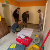 Architekt bespricht die Wände mit dem Team