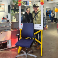 Ein Pärchen mit einem gekauften Bürostuhl