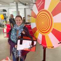 Frau vor einem Glücksrad