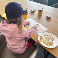 Mädchen beim Malen in der Kinder-Ecke
