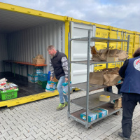 Ralf Buhrmester (Beisitzer des Tierschutzvereins) trägt die Spenden in die Drive-in-Box