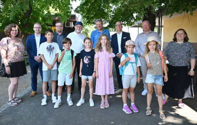 Sponsoren von &quot;Schulwegkartierung&quot; und Kinder der Friedrich-Ebert-Schulein Griesheim