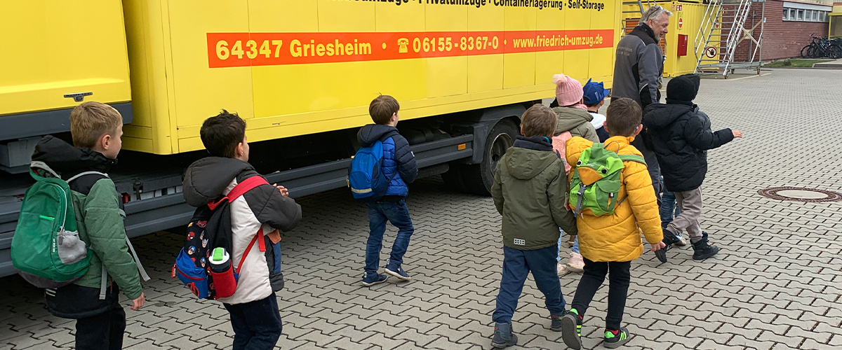 Kita Magdalenenstraße und LKW-Fahrer Hans Bock untersuchen den Friedrich-Laster