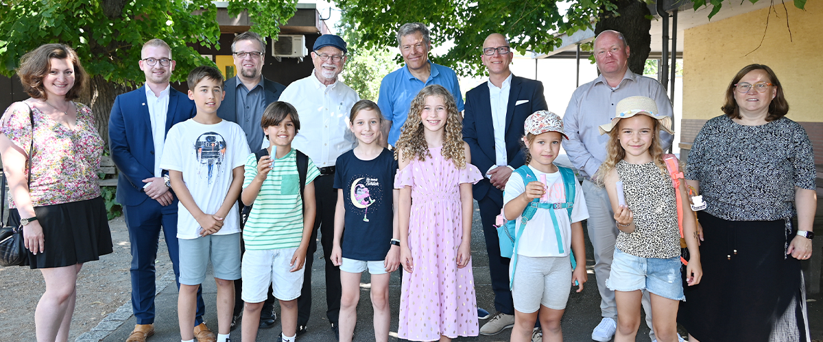 Sponsoren des Projekts „Kartierung der Schulwege“, Schüler der Friedrich-Ebert-Schule und Bürgermeister Geza Krebs-Wetzl