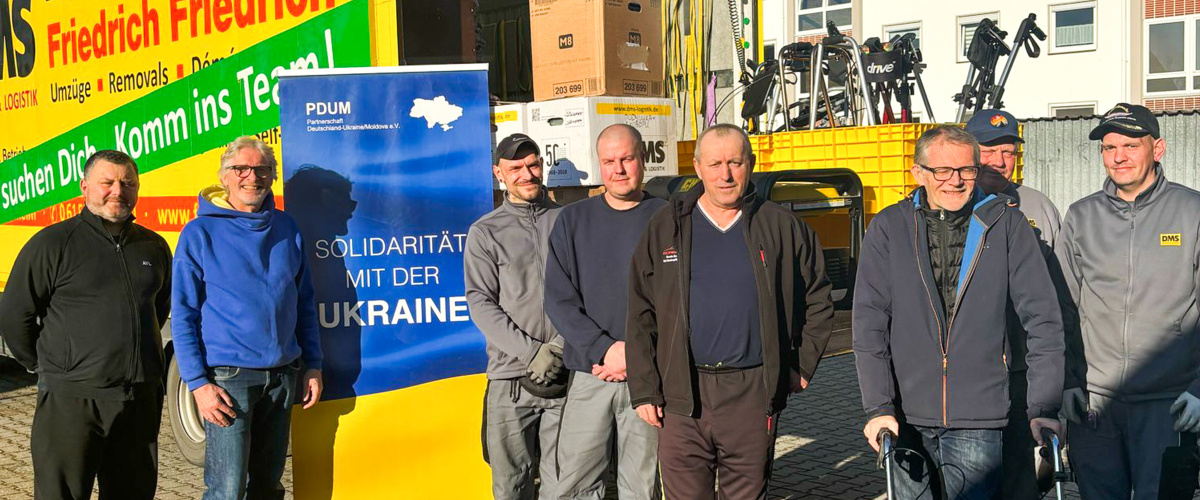 Ehrenamtliche Helfer der Hilfsgütersammlung für Ukraine vor dem LKW des Logistikunternehmens Friedrich Friedrich 