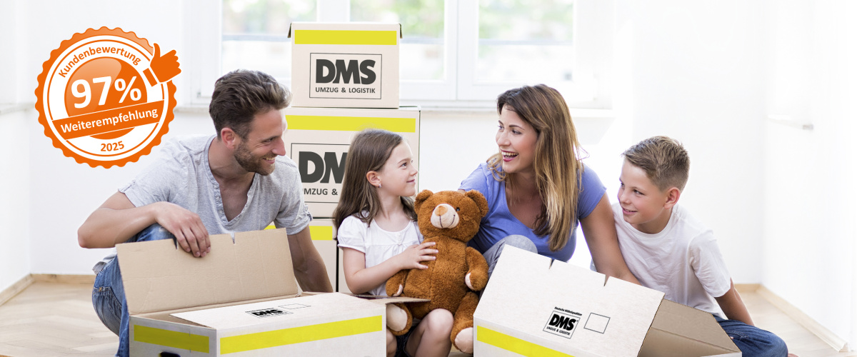 Familie mit zwei Kindern und Stoffbär beim Auspacken von DMS-Umzugskartons in einer neuen Wohnung. Ein orangefarbenes Logo zeigt eine Kundenzufriedenheit von 97% für das Jahr 2025
