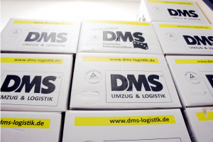 1.100 Umzugskartons helfen bei der Organisation und Verteilung der Spenden