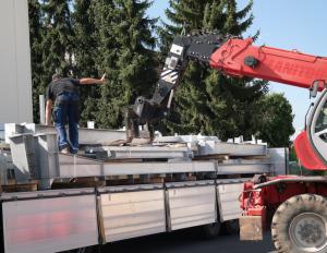 Anlieferung der Bauteile für den Hallenausbau Self-Storage