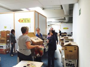 Helfer beim Sortieren der Flüchtlingsspenden für die Ausgabestelle in Griesheim