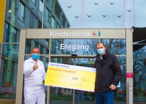 Symbolische Spendenübergabe an Darmstädter Kinderkliniken