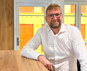 Lothar Mayer, Mitglied der Geschäftsführung, sitzt lächelnd im "Bistro Connect" von Friedrich Friedrich Lothar Mayer, Mitglied der Geschäftsführung, sitzt lächelnd im "Bistro Connect" von Friedrich Friedrich