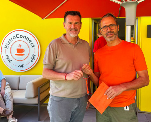 Ralf Stößel (Geschäftsführender Gesellschafter) und Frank Liebig (Dipl.-Ing. Architekt) bei feierlichen Schlüsselübergabe Ralf Stößel (Geschäftsführender Gesellschafter) und Frank Liebig (Dipl.-Ing. Architekt) bei feierlichen Schlüsselübergabe