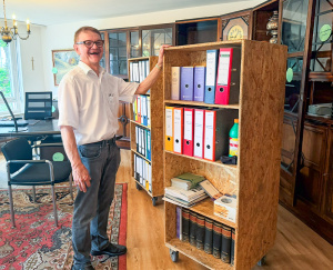 Dr. Martin Zentgraf, Vorstand Hessischer Diakonieverein e.V., steht lachend in seinem alten Büro vor dem antiken Schrank Dr. Martin Zentgraf, Vorstand Hessischer Diakonieverein e.V., steht lachend in seinem alten Büro vor dem antiken Schrank