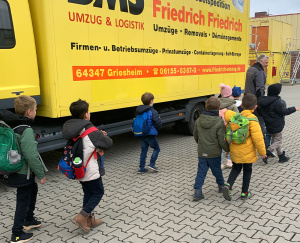 Kita Magdalenenstraße und LKW-Fahrer Hans Bock untersuchen den Friedrich-Laster