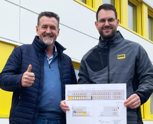 Ralf Stößel (Geschäftsführender Gesellschafter, links) und Martin Urfels (Facility Management, rechts) vor fertiggestellten Fassade