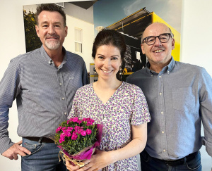 Unser geschäftsführender Gesellschafter Ralf Stößel (links) und Geschäftsführer Herbert Pest (rechts) gratulieren Laura Bartscher (Mitte) herzlich zu ihrem 10-jährigen Jubiläum.