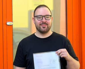 Matthias Gaß mit seinem Ausbildungs-Schulabschlusszeugnis