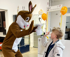 Osterhase und ein Junge geben sich High-Five bei der Osteraktion von KS Büromöbel und Friedrich Friedrich Osterhase und ein Junge geben sich High-Five bei der Osteraktion von KS Büromöbel und Friedrich Friedrich