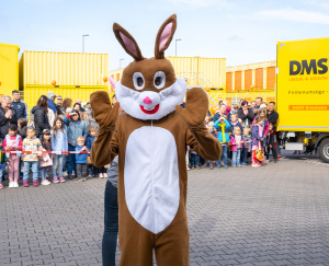 Osterhase steht vor den Besuchern der Osteraktion für Kinder in Griesheim