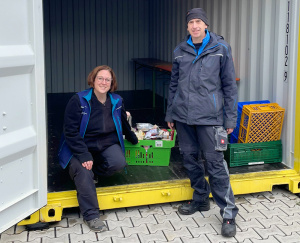 Julia Michlin (Leiterin des Tierheims) & Robert Feinäugle (Schriftführer des Tierschutzvereins) vor der Drive-in-Box