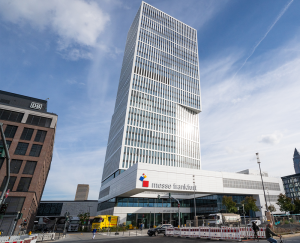 LKW des Umzugsunternehmens Friedrich Friedrich steht vor dem Sparda-Bank Tower LKW des Umzugsunternehmens Friedrich Friedrich steht vor dem Sparda-Bank Tower