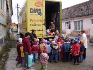 Ankunft und Ausladen der Spenden in Mediasch (Rumänien)