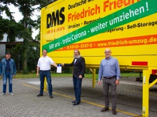 Herr Pest und Herr Beck nehmen die AMS-Zertifizierung entgegen.
