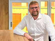  Lothar Mayer, Mitglied der Geschäftsführung, sitzt lächelnd im "Bistro Connect" von Friedrich Friedrich 