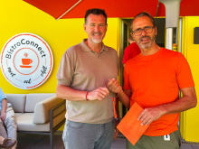 Ralf Stößel (Geschäftsführender Gesellschafter) und Frank Liebig (Dipl.-Ing. Architekt) bei feierlichen Schlüsselübergabe