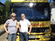 Nele Neuhaus mit Ihrem Umzugsberater im neuen Heim