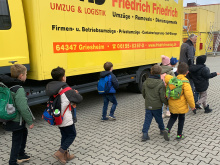 Kita Magdalenenstraße und LKW-Fahrer Hans Bock untersuchen den Friedrich-Laster