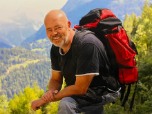 Christian Bracke, Objektleiter bei Friedrich Friedrich, mit seinem Rucksack in den Bergen