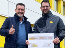 Ralf Stößel (Geschäftsführender Gesellschafter, links) und Martin Urfels (Facility Management, rechts) vor fertiggestellten Fassade