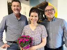 Unser geschäftsführender Gesellschafter Ralf Stößel (links) und Geschäftsführer Herbert Pest (rechts) gratulieren Laura Bartscher (Mitte) herzlich zu ihrem 10-jährigen Jubiläum.