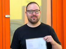 Matthias Gaß mit seinem Ausbildungs-Schulabschlusszeugnis
