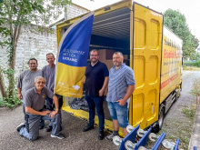 André Wunder und Serhii Varanutsia von PDUM mit Team von Friedrich Friedrich vor dem Umzugs-LKW