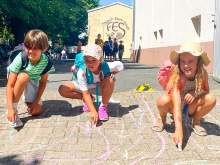 Kartierung der Schulwege: Luan, Elena und Zoé zeigen mit bunten Kreidesymbolen ihren Schulweg