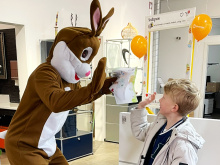 Osterhase und ein Junge geben sich High-Five bei der Osteraktion von KS Büromöbel und Friedrich Friedrich