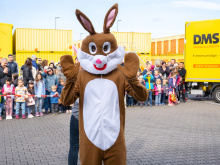 Osterhase steht vor den Besuchern der Osteraktion für Kinder in Griesheim